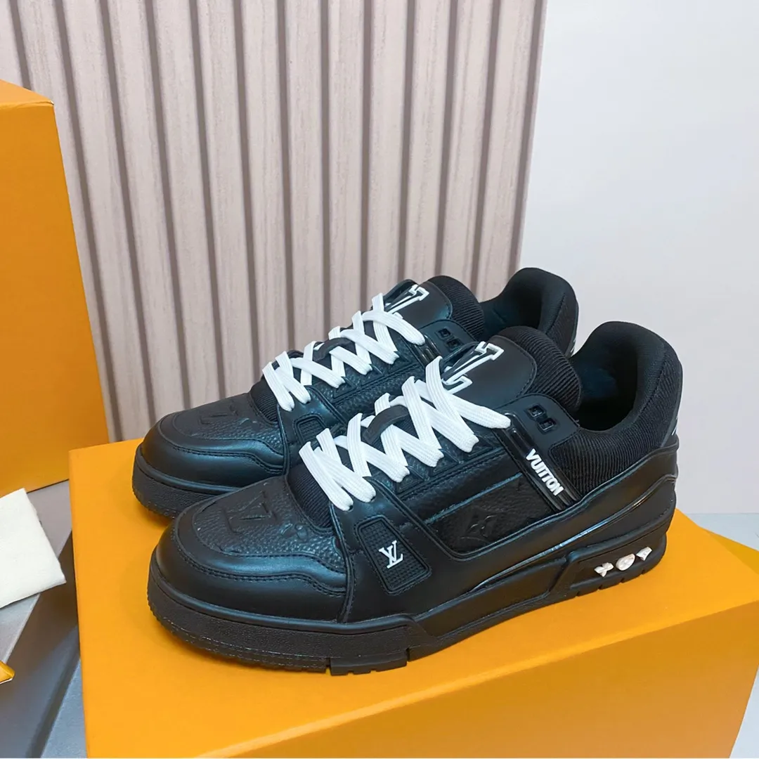 👟👟Ex-factory price 840👟👟 Lujia LV Trainer series Classic hot-selling sneakers are originally developed and heavily invested in quality building. The eye-catching innovation in the upgrading and re-engineering project. The upper is made of finely selected calf leather. Craftsmanship details: topstitching, handwritten notes. LV letters on the tongue and side. Louis Vuitton logo on the side in handwriting. Luggage tag on the side. LV on the back. U👟👟Ex-factory price cycling upcycled logo The outsole is decorated with Monogram flowers The outsole is all original T👟👟Ex-factory price U material, extremely high-grade and super wear-resistant Sixe: 35~46